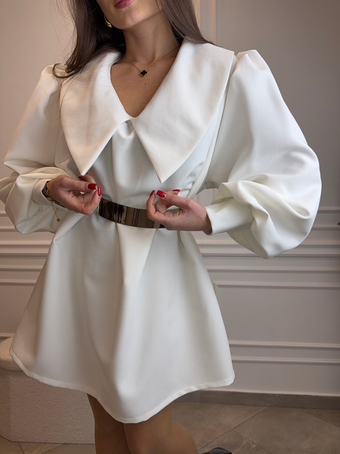 Elegancka Biała Sukienka z Dużym Kołnierzem