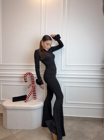 Czarny komplet z rozszerzanymi spodniami i odpinanymi różami