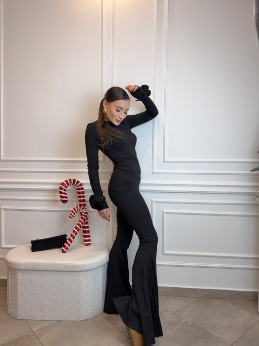 Czarny komplet z rozszerzanymi spodniami i odpinanymi różami