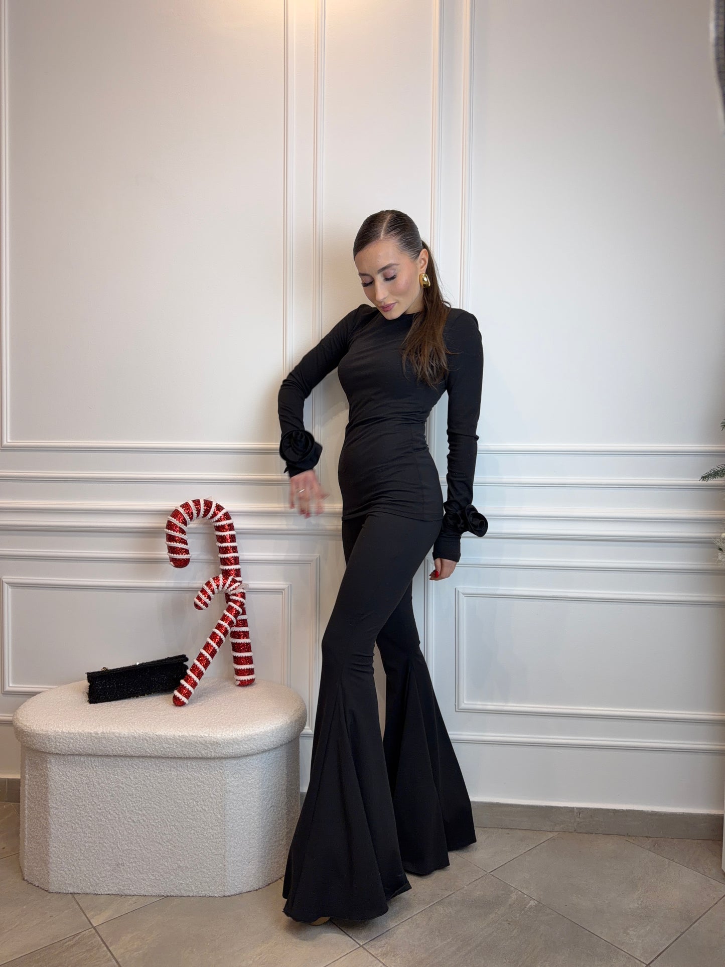 Czarny komplet z rozszerzanymi spodniami i odpinanymi różami