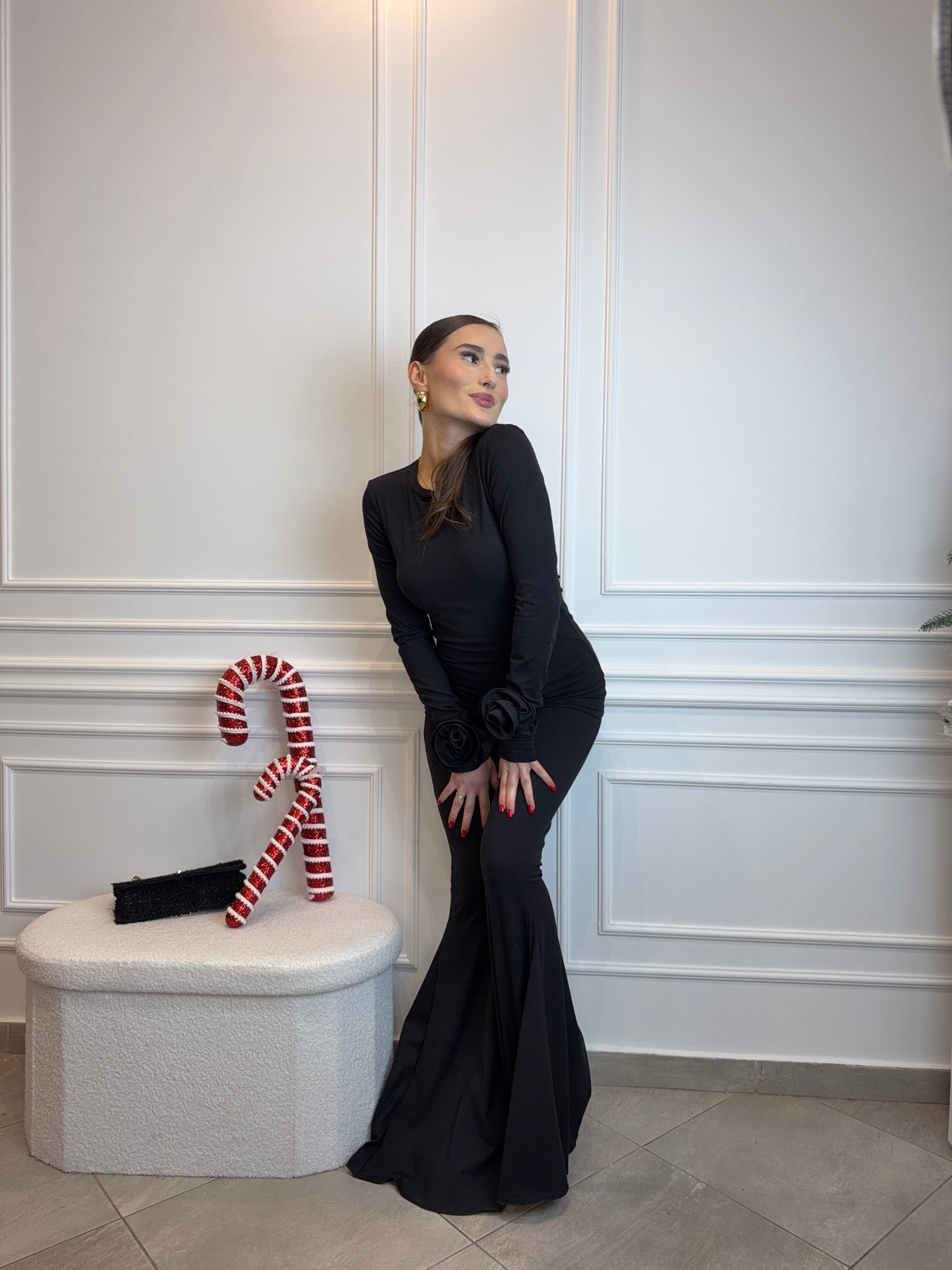 Czarny komplet z rozszerzanymi spodniami i odpinanymi różami