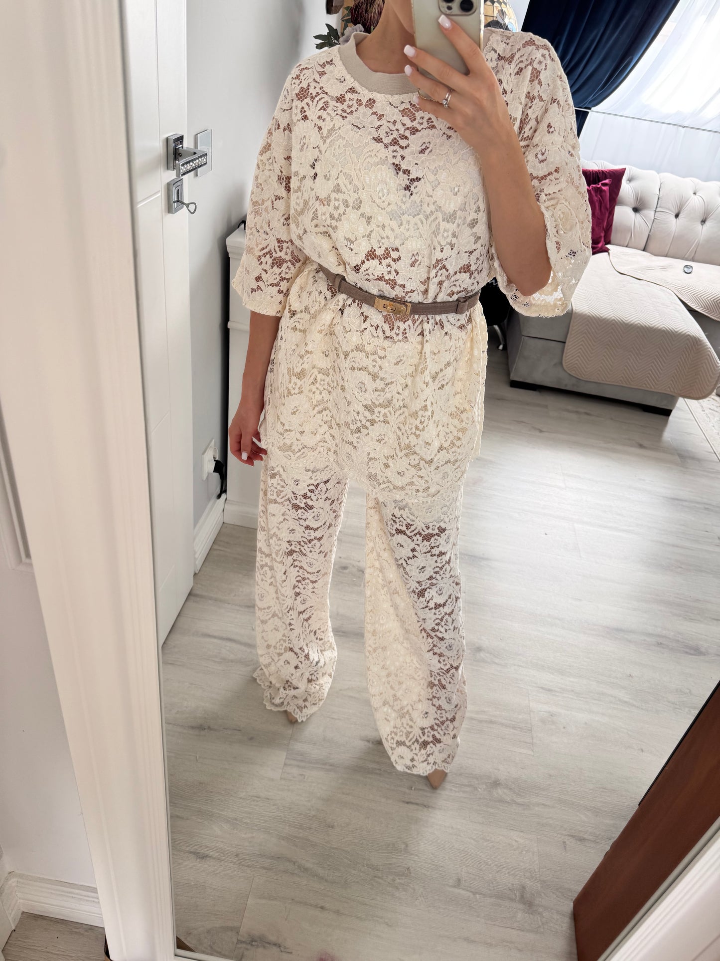 Komplet z welurowej koronki w kolorze beżu