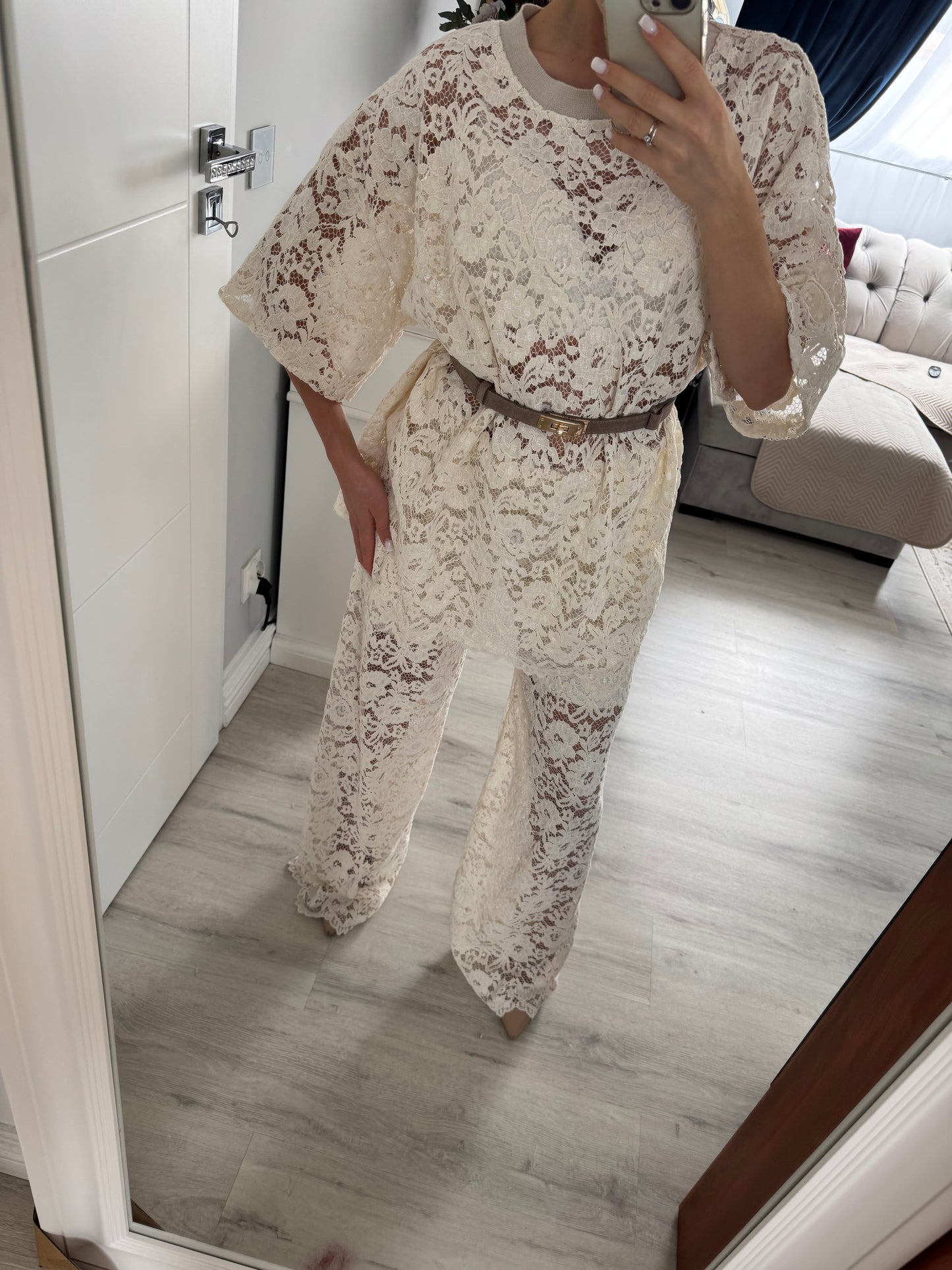 Komplet z welurowej koronki w kolorze beżu