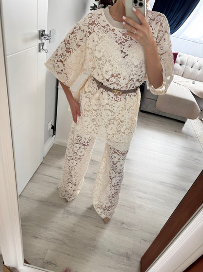 Komplet z welurowej koronki w kolorze beżu