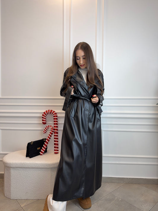 Długi płaszcz z eko skóry z paskiem