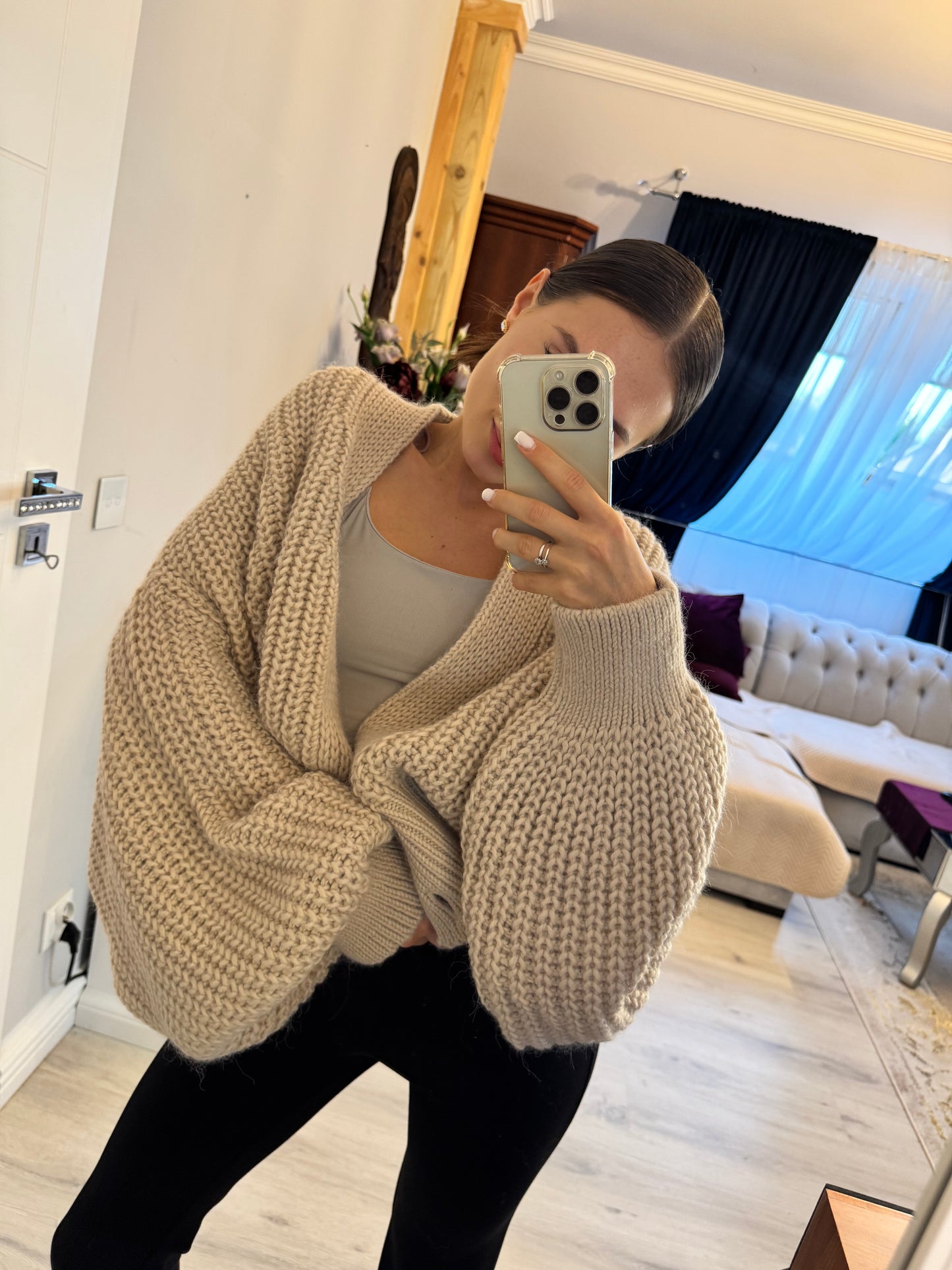 sweter w kolorze nude z bufiastymi rękawami