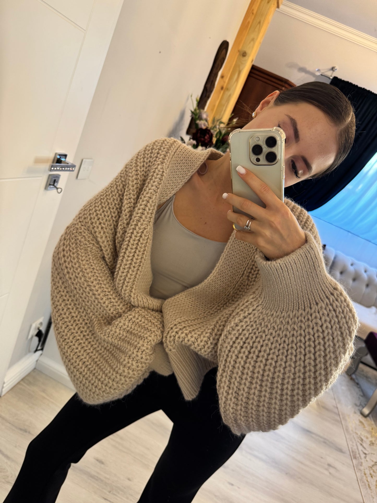 sweter w kolorze nude z bufiastymi rękawami