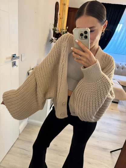 sweter w kolorze nude z bufiastymi rękawami