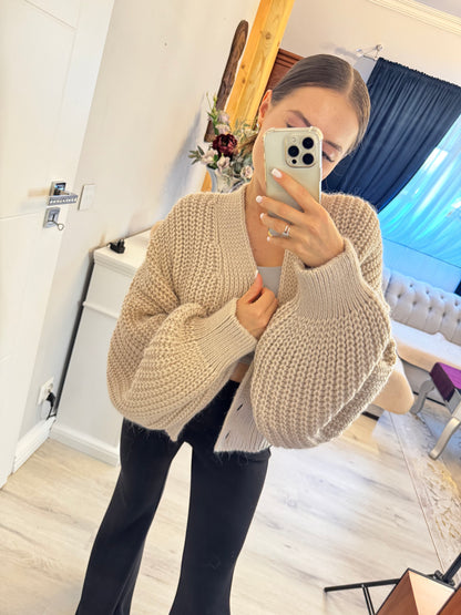 sweter w kolorze nude z bufiastymi rękawami