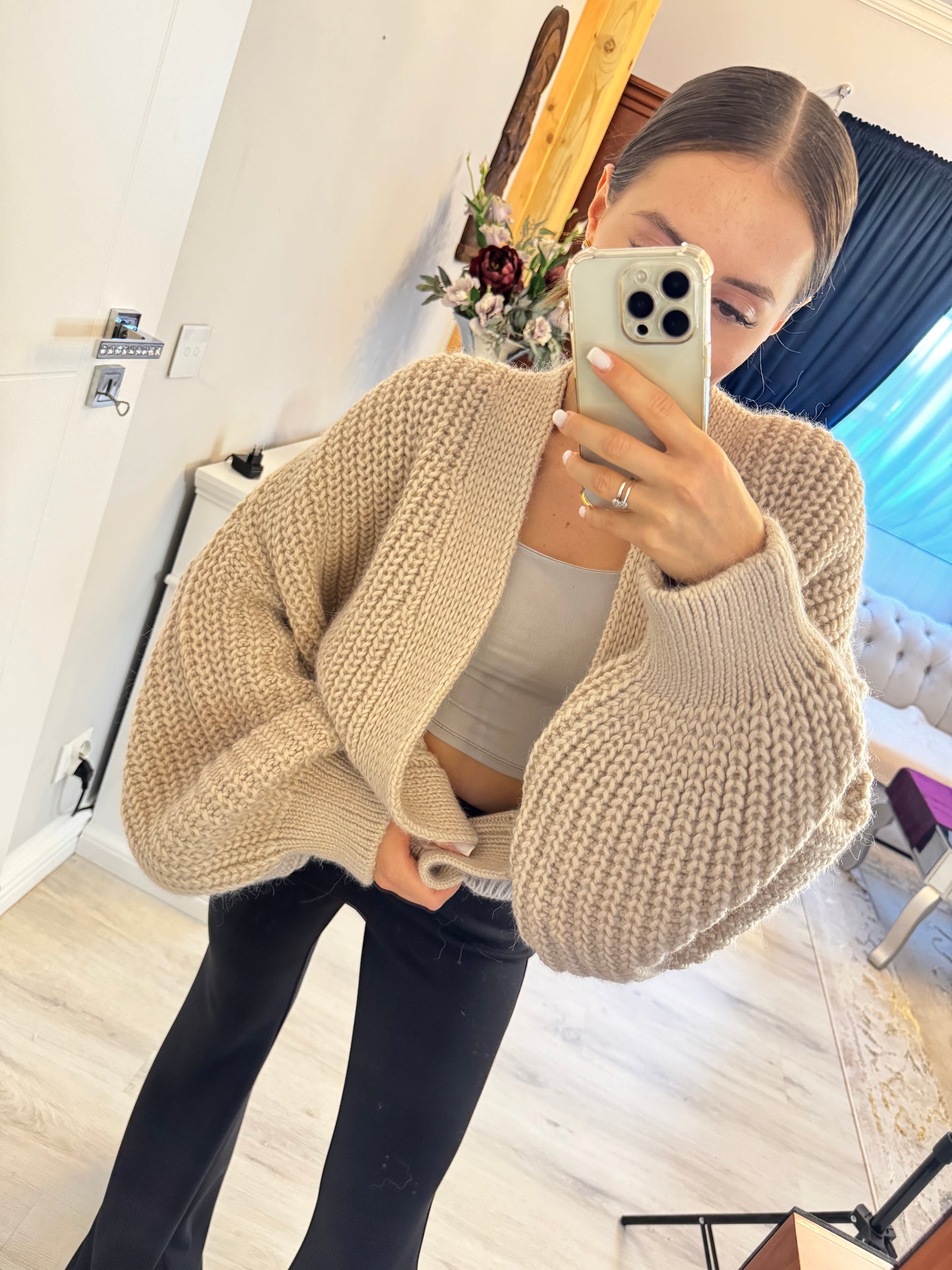 sweter w kolorze nude z bufiastymi rękawami