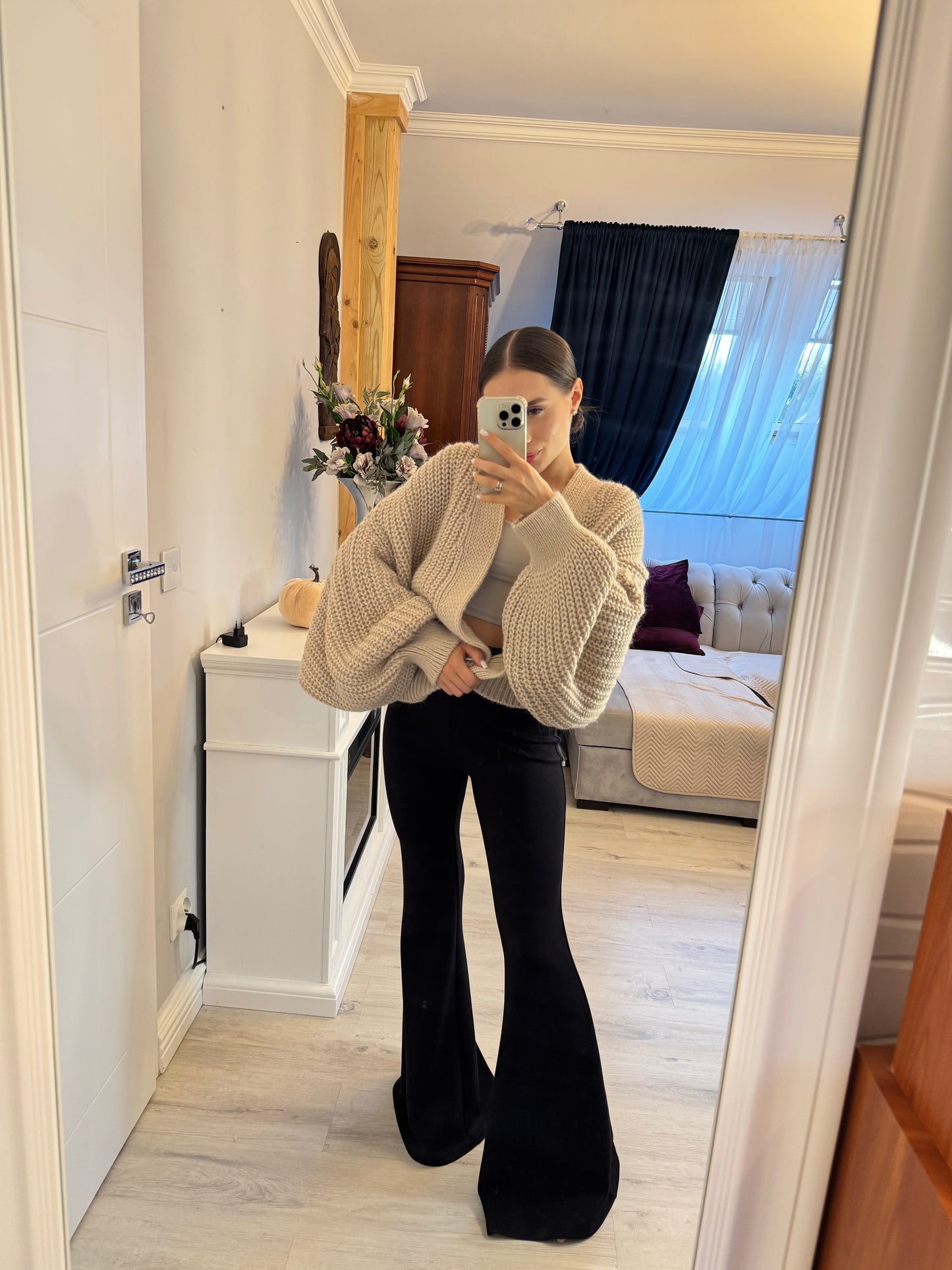 sweter w kolorze nude z bufiastymi rękawami