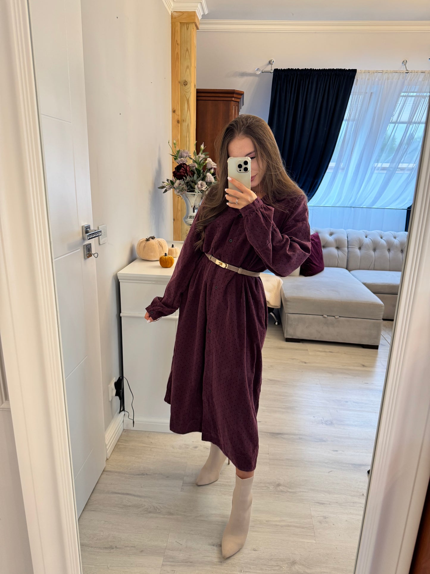 koszulowa sukienka midi w kolorze ciemnej śliwki