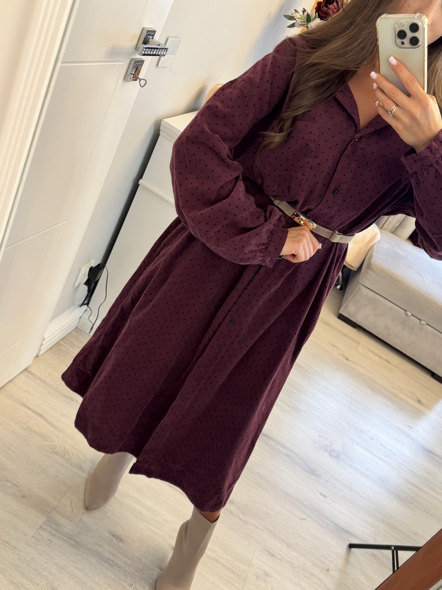 koszulowa sukienka midi w kolorze ciemnej śliwki