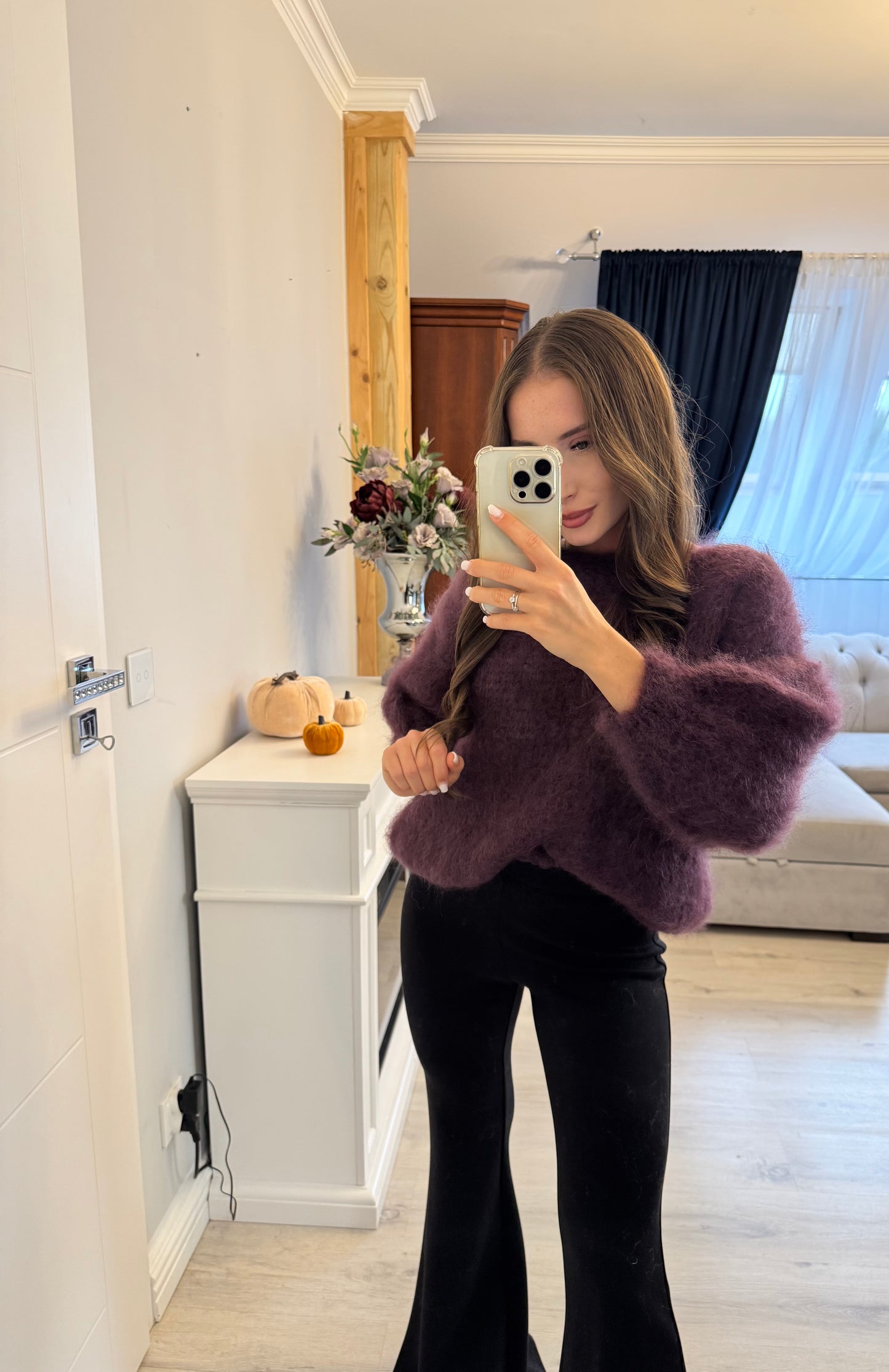 Sweter kid moher w kolorze ciemnej śliwki z wycięciem na plecach