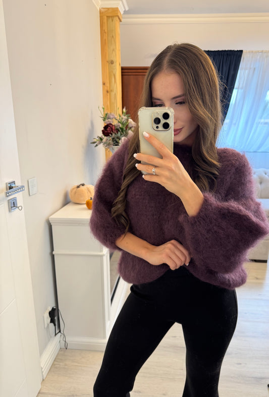 Sweter kid moher w kolorze ciemnej śliwki z wycięciem na plecach