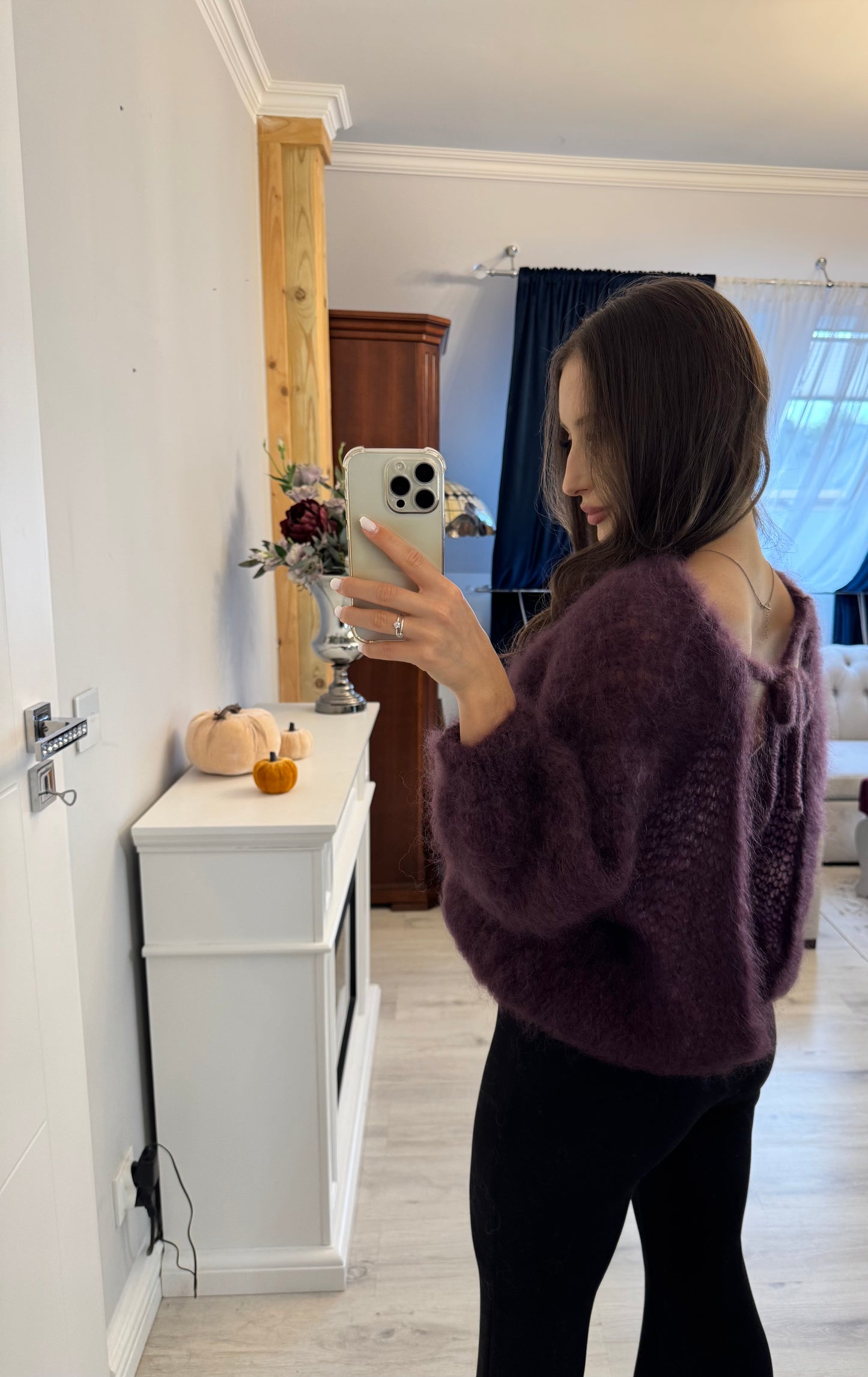 Sweter kid moher w kolorze ciemnej śliwki z wycięciem na plecach