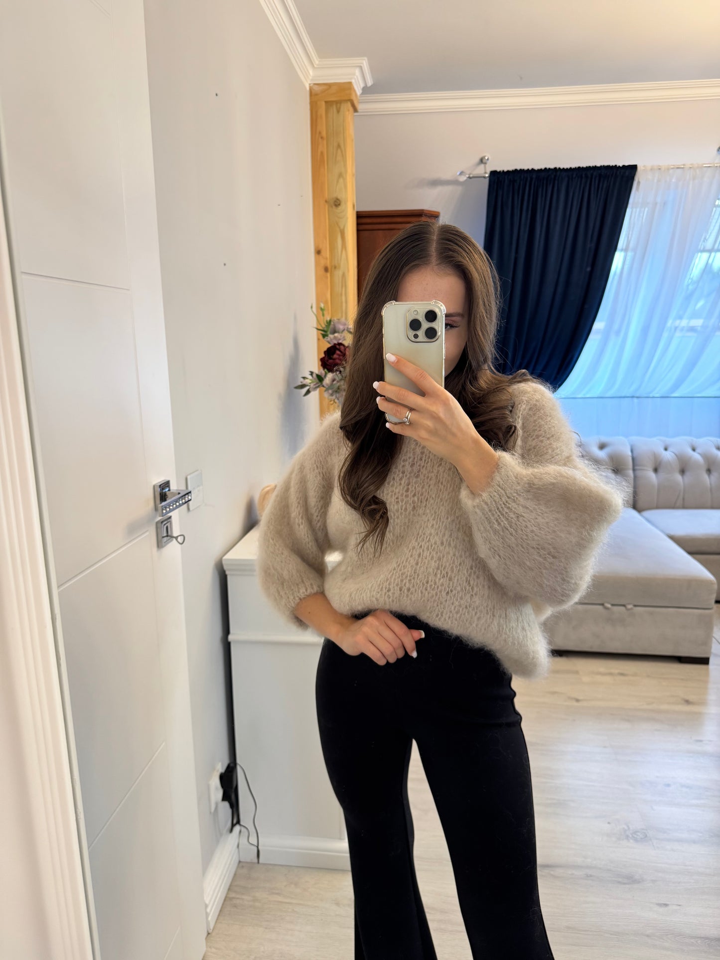 Sweter kid moher w kolorze beżowym z wycięciem na plecach