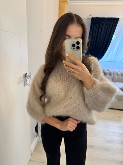 Sweter kid moher w kolorze beżowym z wycięciem na plecach