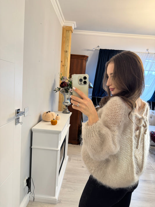 Sweter kid moher w kolorze beżowym z wycięciem na plecach