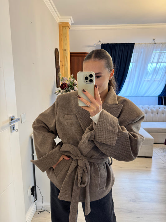 Elegancki płaszcz z wiązaniem w talii – kolor cappuccino