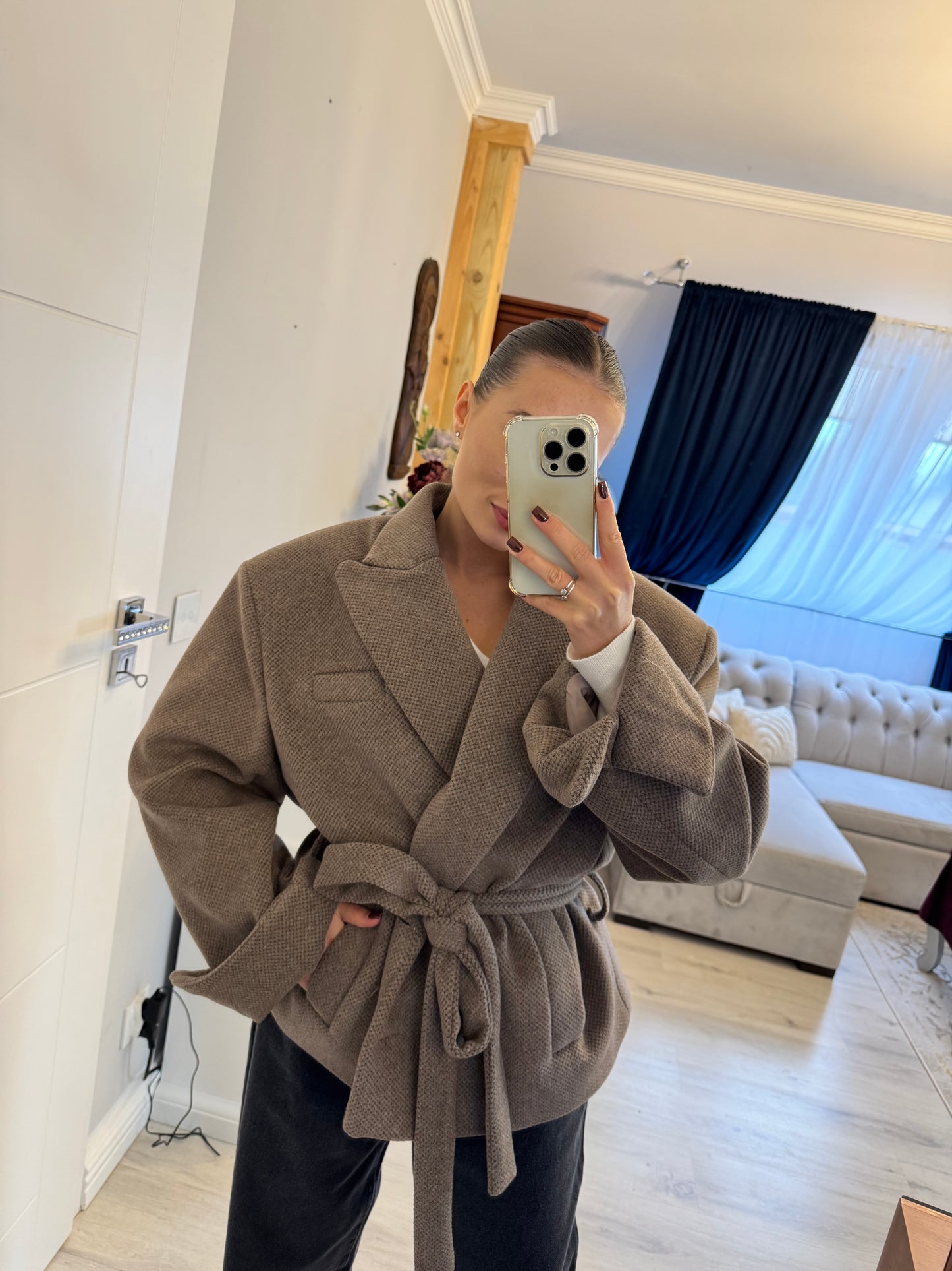 Elegancki płaszcz z wiązaniem w talii – kolor cappuccino