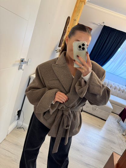 Elegancki płaszcz z wiązaniem w talii – kolor cappuccino