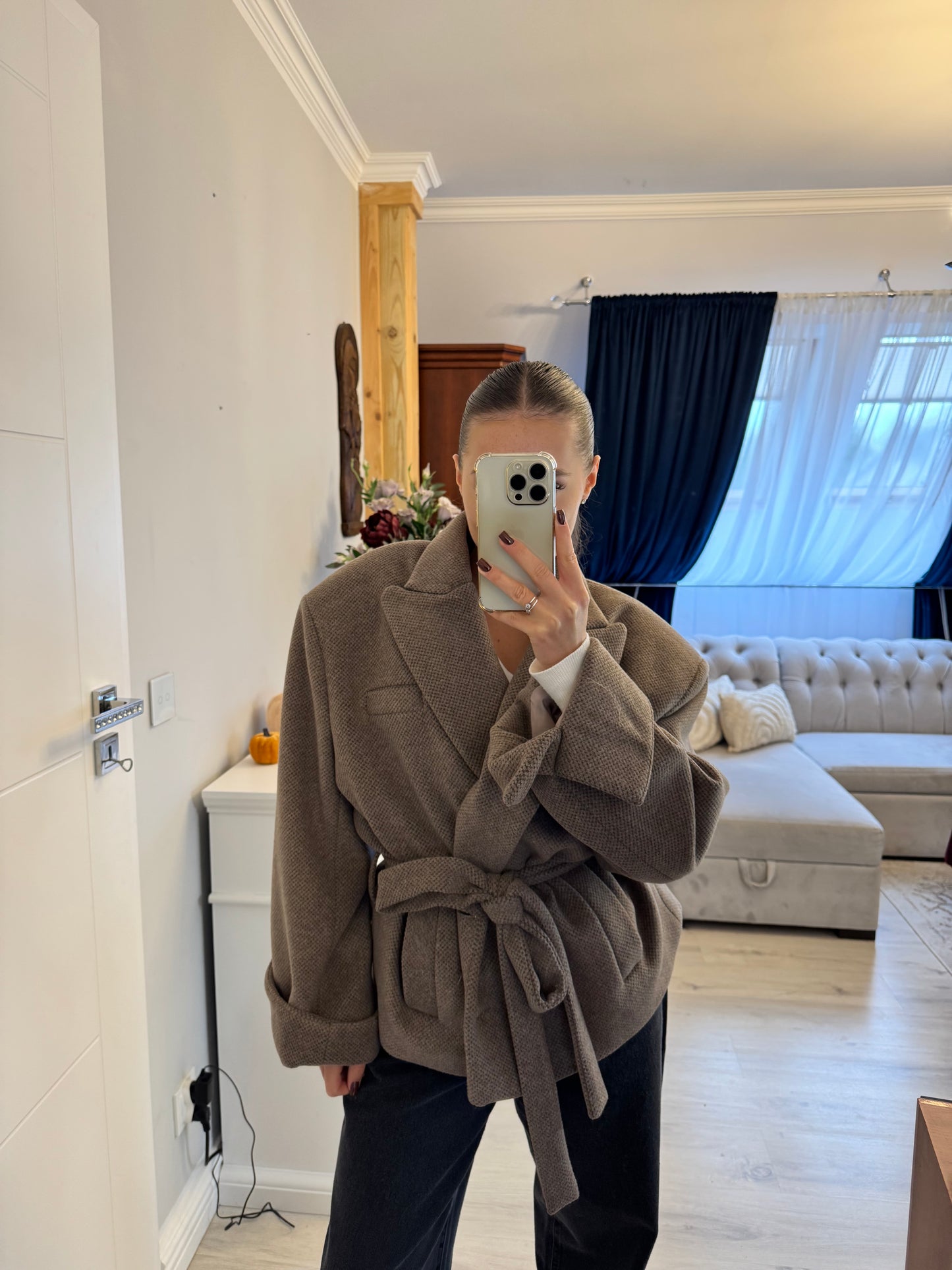 Elegancki płaszcz z wiązaniem w talii – kolor cappuccino