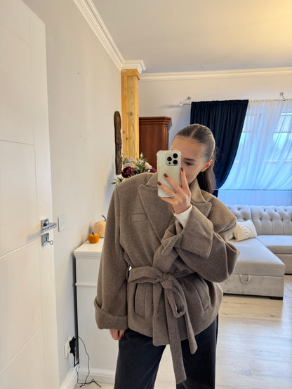 Elegancki płaszcz z wiązaniem w talii – kolor cappuccino