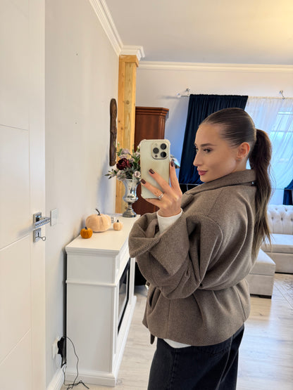 Elegancki płaszcz z wiązaniem w talii – kolor cappuccino