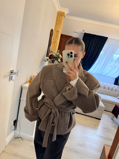 Elegancki płaszcz z wiązaniem w talii – kolor cappuccino