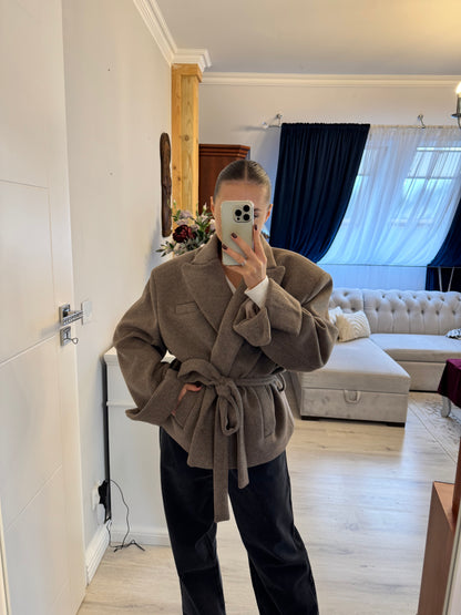 Elegancki płaszcz z wiązaniem w talii – kolor cappuccino