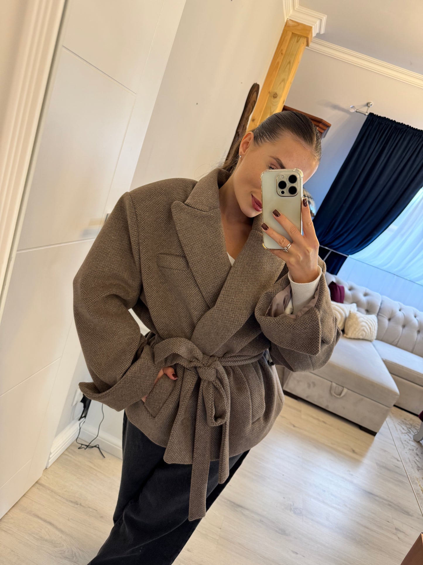 Elegancki płaszcz z wiązaniem w talii – kolor cappuccino