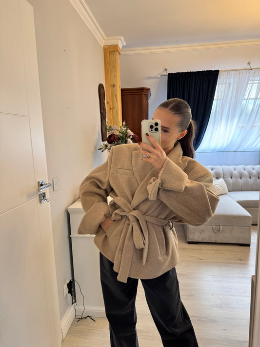 Elegancki płaszcz z wiązaniem w talii – kolor beżowy