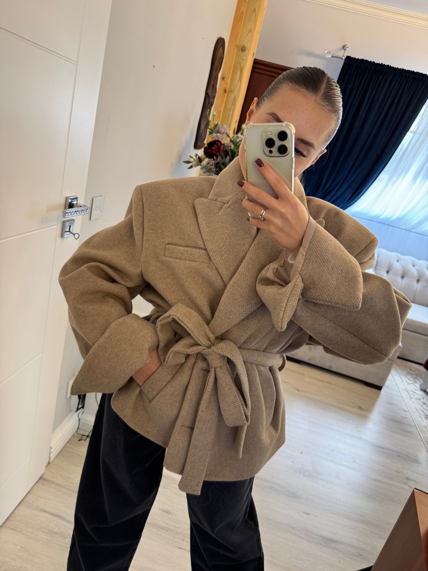 Elegancki płaszcz z wiązaniem w talii – kolor beżowy