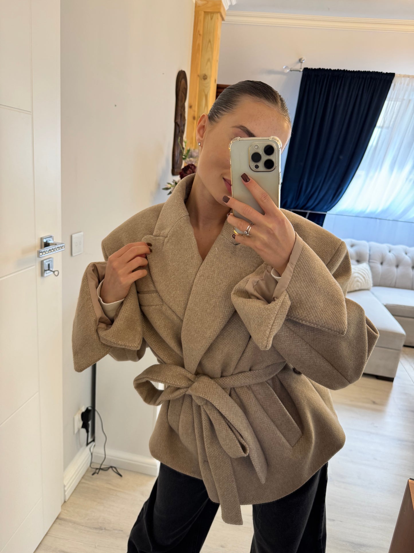 Elegancki płaszcz z wiązaniem w talii – kolor beżowy