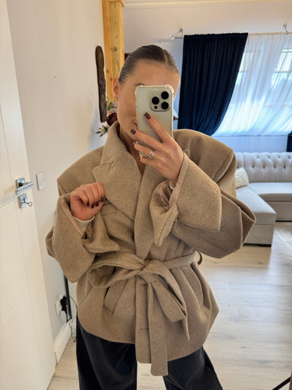 Elegancki płaszcz z wiązaniem w talii – kolor beżowy