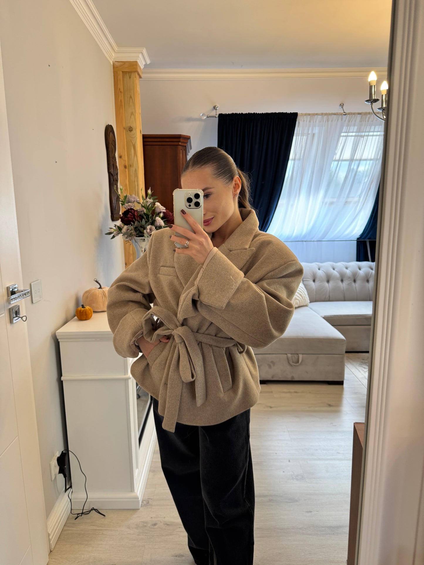 Elegancki płaszcz z wiązaniem w talii – kolor beżowy