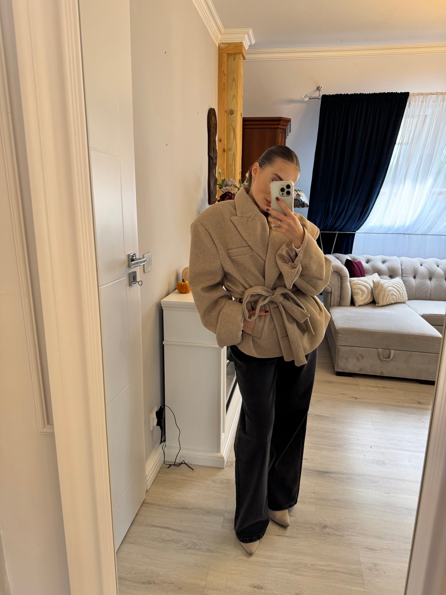 Elegancki płaszcz z wiązaniem w talii – kolor beżowy