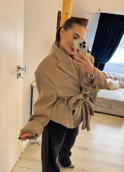 Elegancki płaszcz z wiązaniem w talii – kolor beżowy