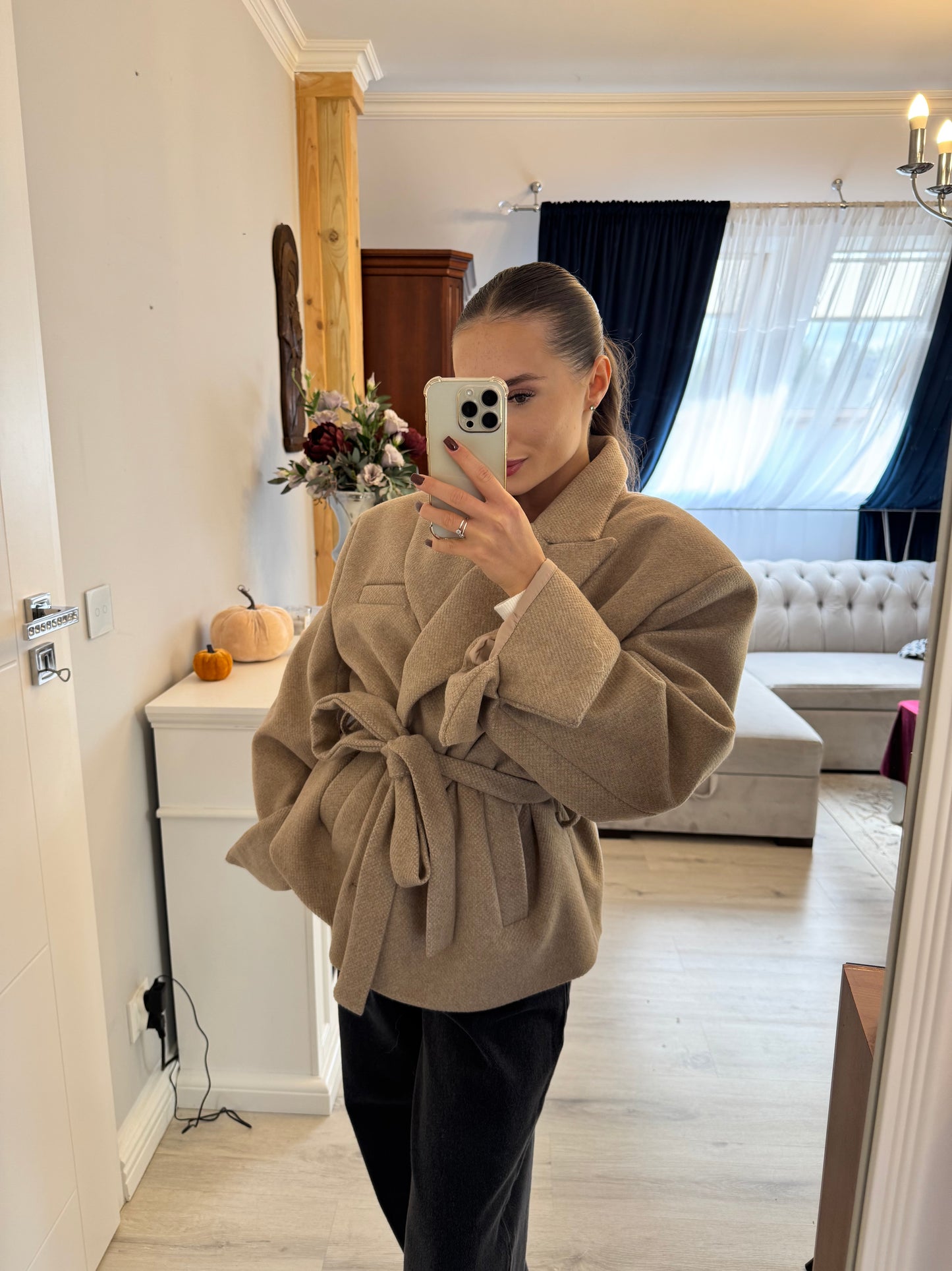 Elegancki płaszcz z wiązaniem w talii – kolor beżowy