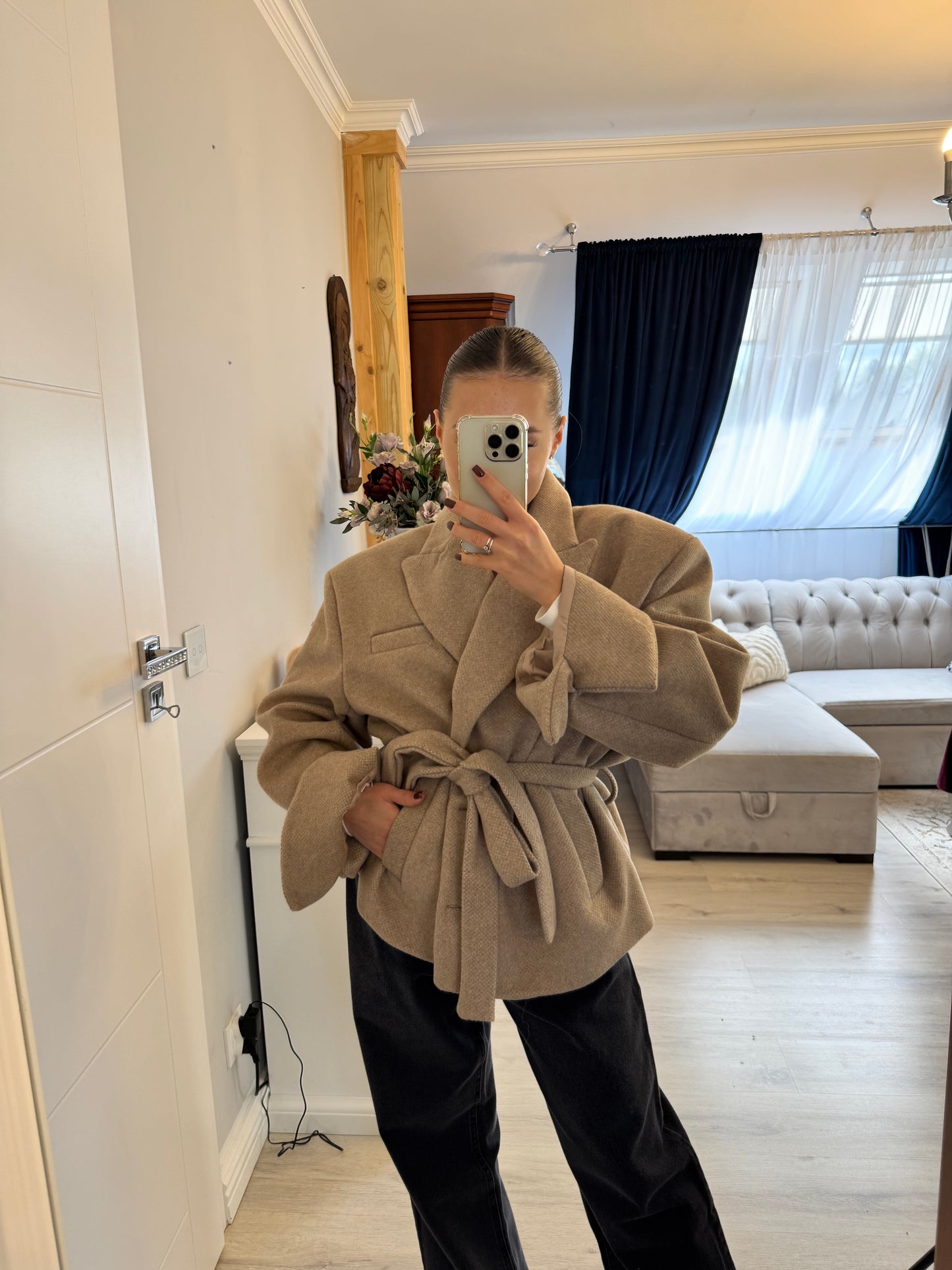 Elegancki płaszcz z wiązaniem w talii – kolor beżowy