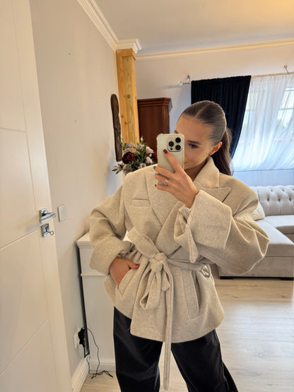 Elegancki płaszcz z wiązaniem w talii – kolor jasny szary