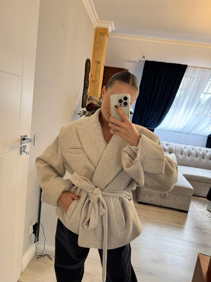 Elegancki płaszcz z wiązaniem w talii – kolor jasny szary