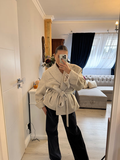 Elegancki płaszcz z wiązaniem w talii – kolor jasny szary