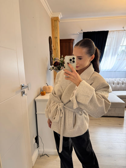 Elegancki płaszcz z wiązaniem w talii – kolor jasny szary