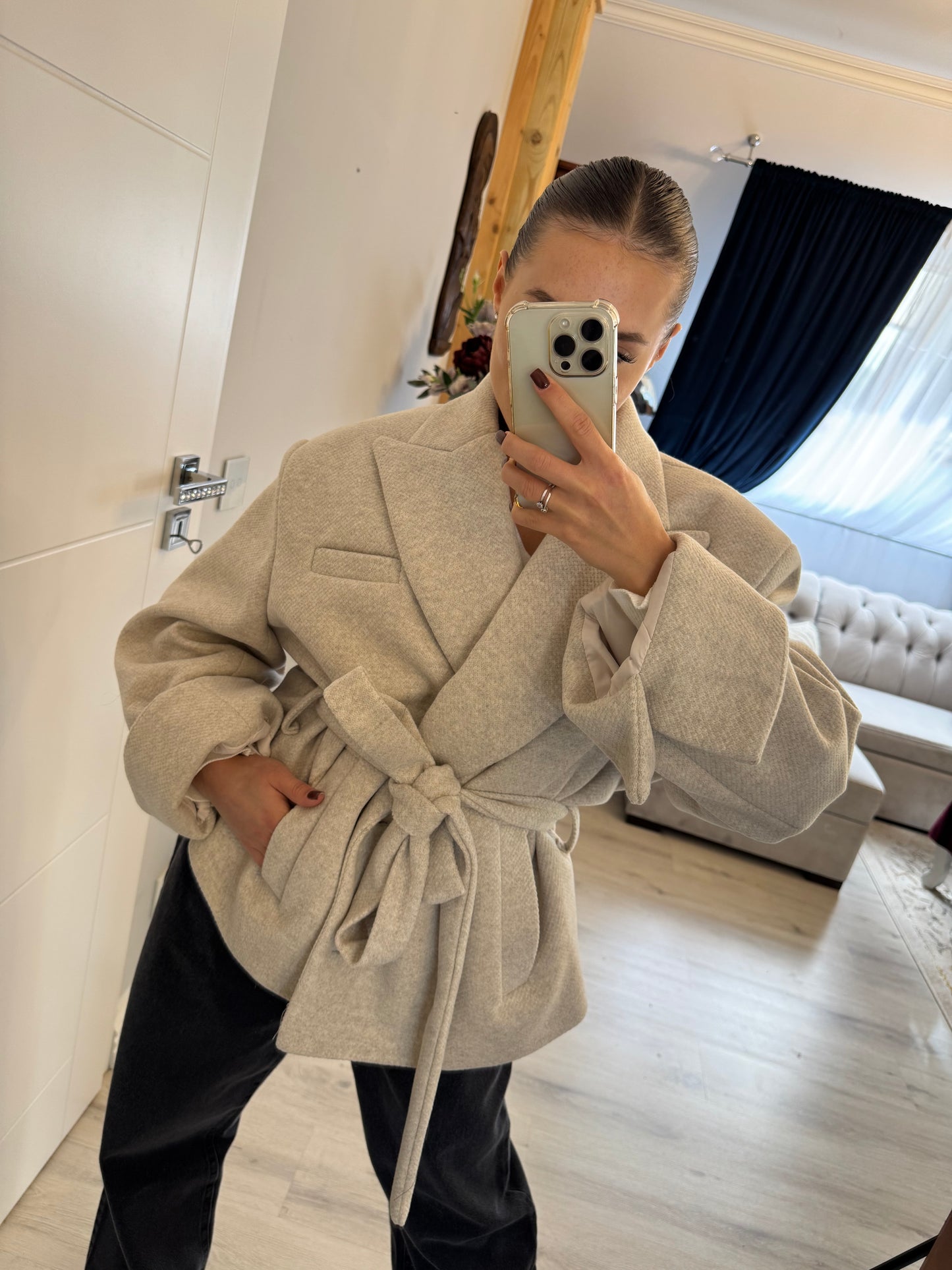 Elegancki płaszcz z wiązaniem w talii – kolor jasny szary