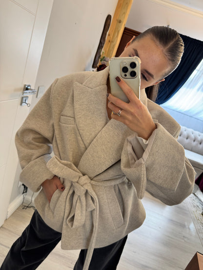 Elegancki płaszcz z wiązaniem w talii – kolor jasny szary