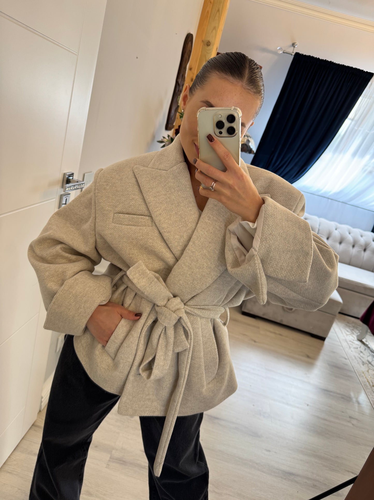 Elegancki płaszcz z wiązaniem w talii – kolor jasny szary