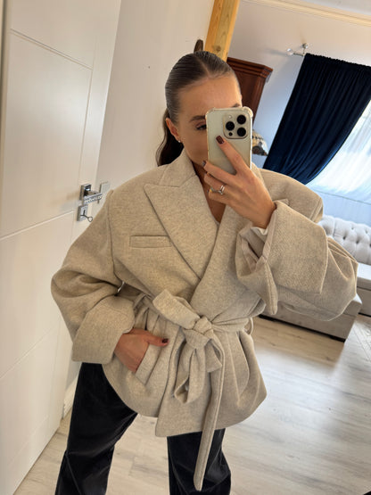 Elegancki płaszcz z wiązaniem w talii – kolor jasny szary