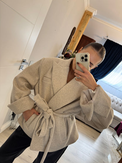 Elegancki płaszcz z wiązaniem w talii – kolor jasny szary